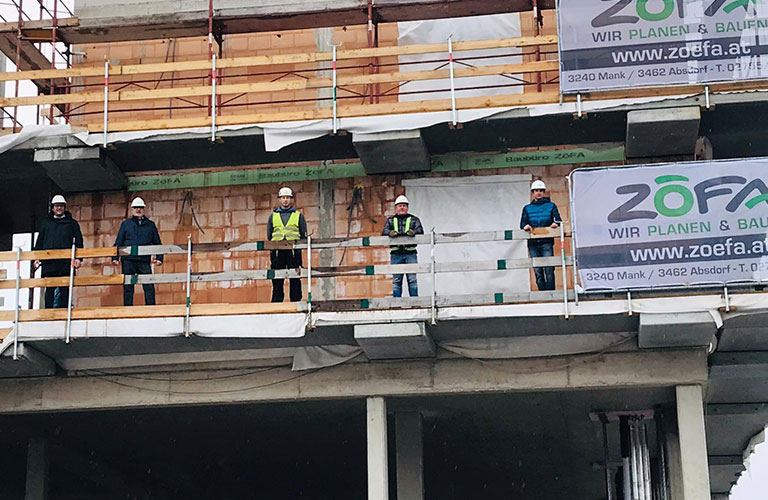 v.l.n.r.: Ing. Klaus Zehetner (Bauherrenvertreter), Reinhard Übleis (Übleis Sicherheitstechnik), Manuel Ries (Polier Zöfa Baubüro), Alexander Moser (Planungs- und Baustellenkoordinator), Ing. Bernd Fohrafellner (Bauleiter Zöfa Baubüro)