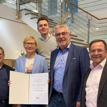 Am Bild v.l.n.r.: Alexander Huber (Obmann der WKO Wels), Isabella Übleis, Daniel Übleis und Reinhard Übleis, Franz Fuchs (Obmann des Wirtschaftsbundes Sattledt)