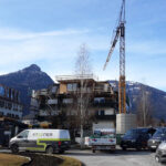 Seehotel Lilly währen dem Umbau inkl. Kran und diversen Firmenfahrzeugen