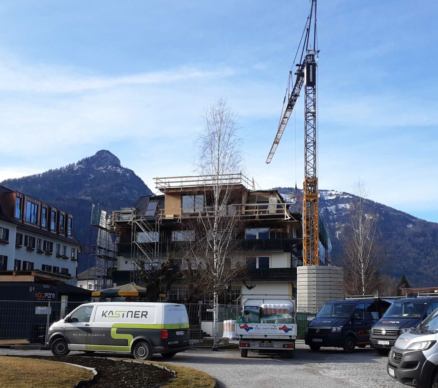 Seehotel Lilly währen dem Umbau inkl. Kran und diversen Firmenfahrzeugen